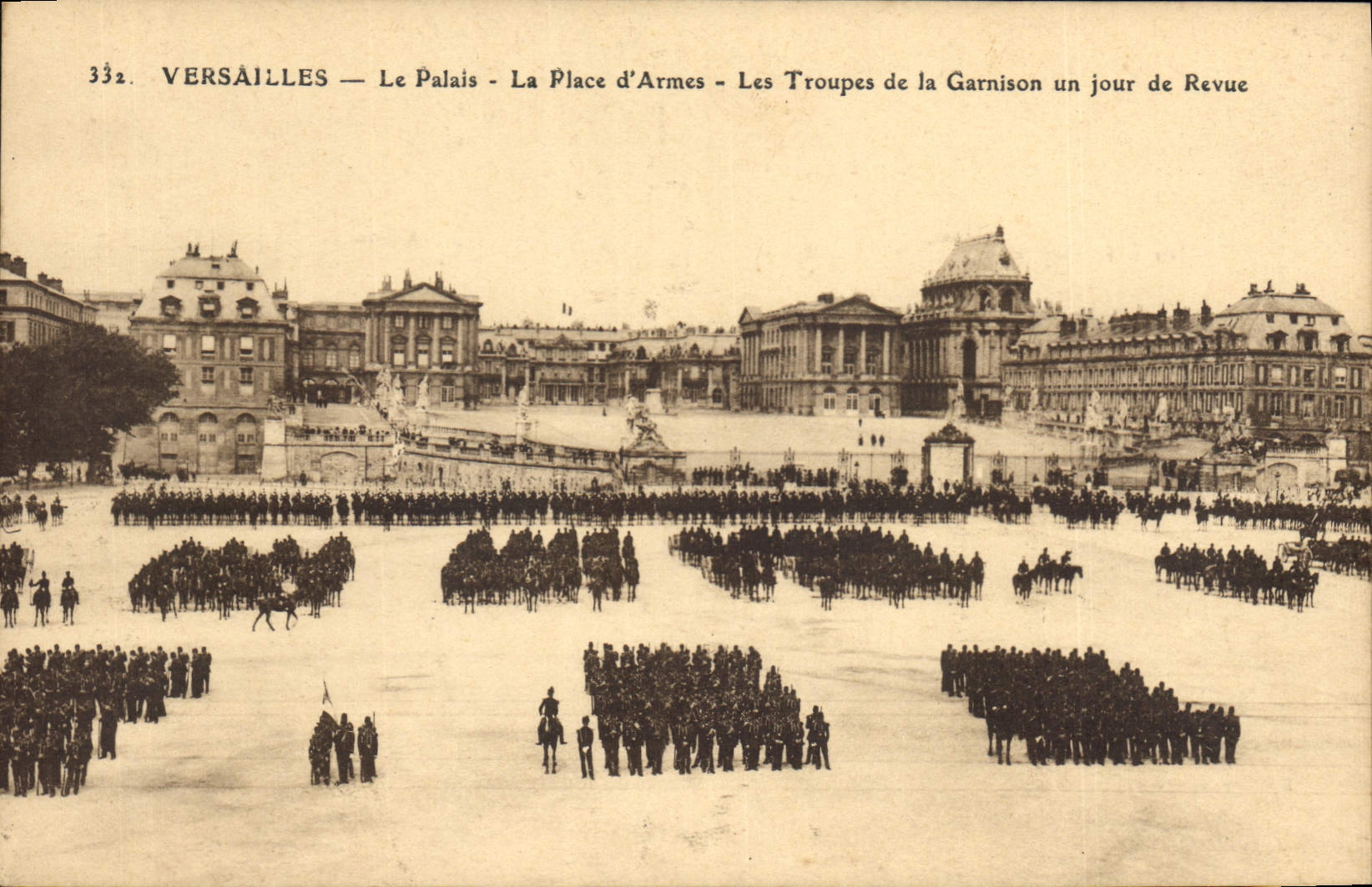 Versailles — Le Palais - La Place d'Armes - Les Troupes de la Garnison un jour de Revue