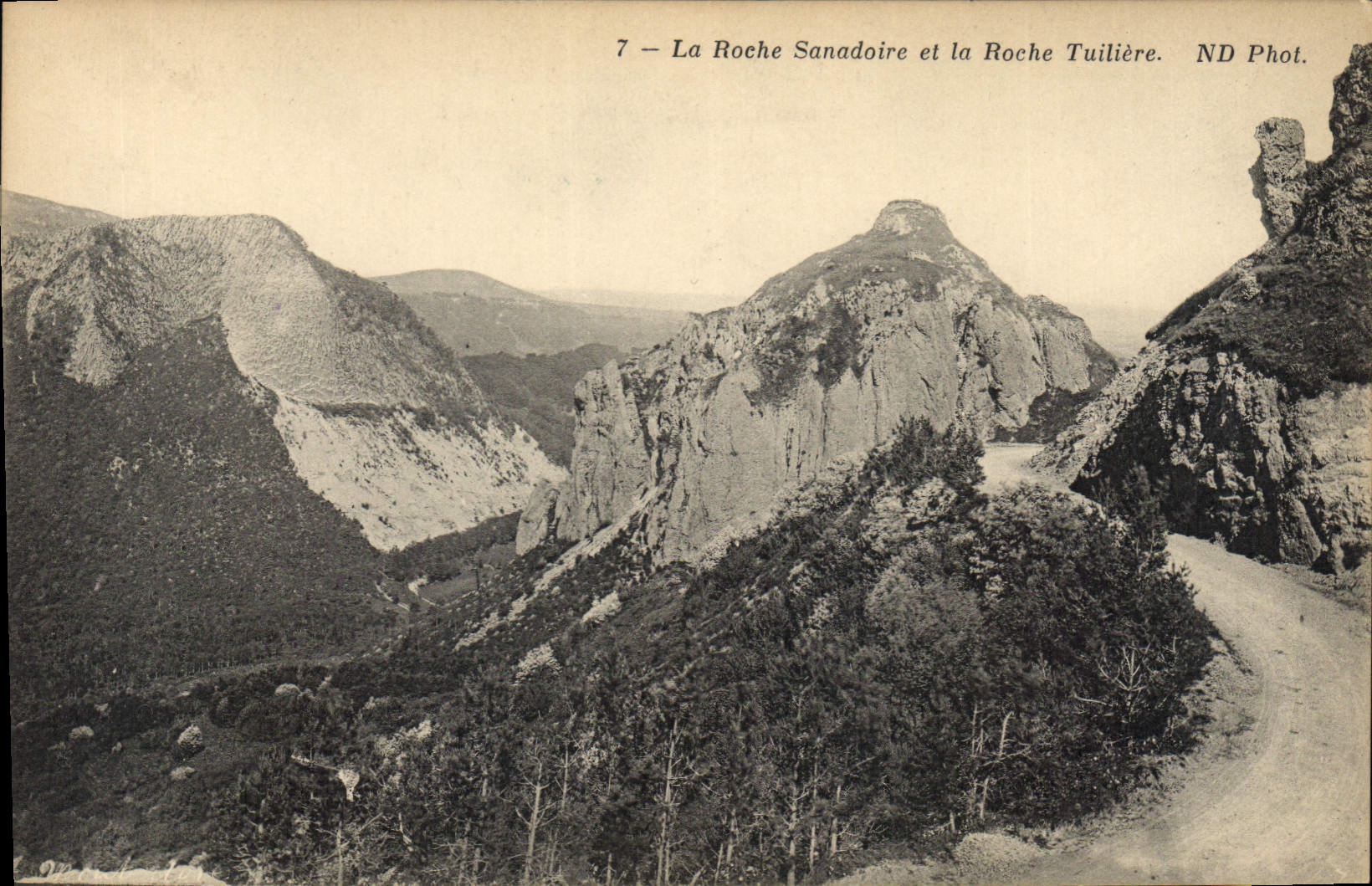 La Roche Sanadoire et la Roche Tuilière — ND Phot.