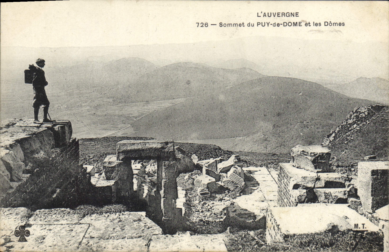 Sommet du Puy-de-Dôme et les Dômes — L'Auvergne — M.T. — n°726
