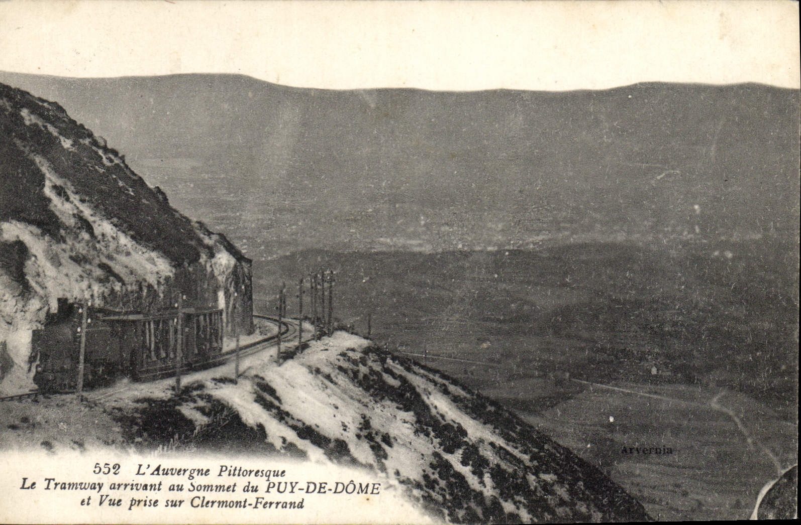 Le Tramway arrivant au Sommet du PUY-DE-DÔME — Vue prise sur Clermont-Ferrand — Arvernin, n°552