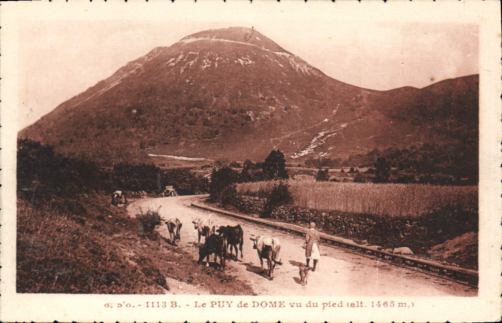 Le PUY de DOME vu du pied (alt. 1465 m.) — 1113 B. — Éditeur J. Gouttedaumes, Olliergues (P.-de-D.)