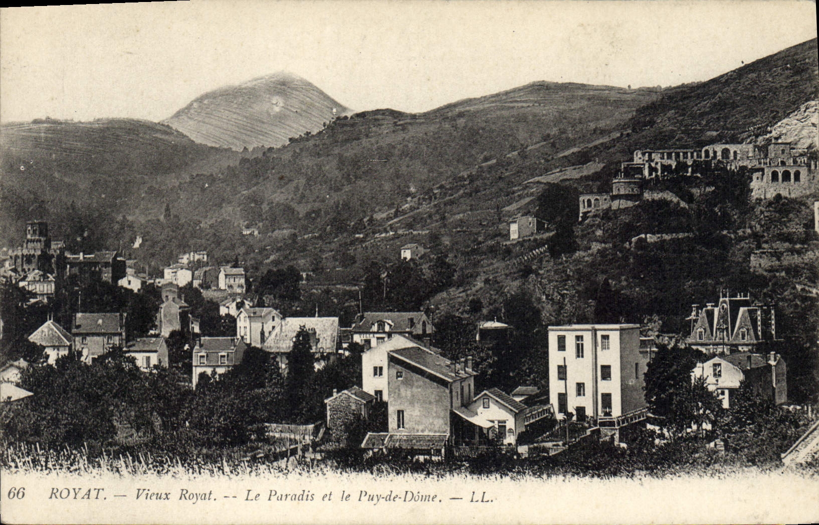 CPA Royat Vieux Royat Le Paradis et le Puy de Dome 