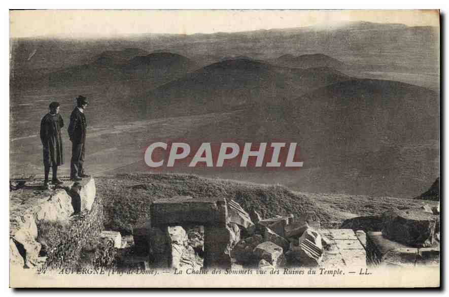 Auvergne (Puy-de-Dôme) — La Chaîne des Sommets vue des Ruines du Temple — LL.