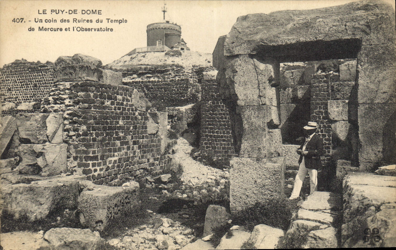 Le Puy-de-Dôme — Un coin des Ruines du Temple de Mercure et l’Observatoire — série 407