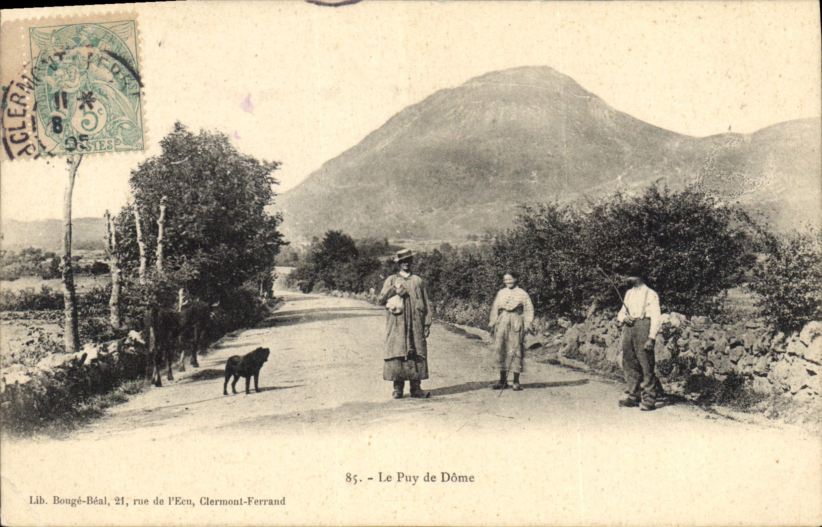 Le Puy de Dôme — vue de la route avec trois personnes et un chien — Lib. Bougé-Béal, 21 rue de l’Ecu, Clermont-Ferrand