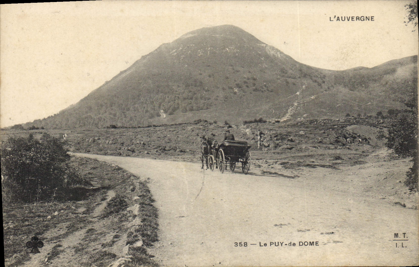 Le Puy-de-Dôme — Vue du mont avec calèche — M.T. I.L. n°358