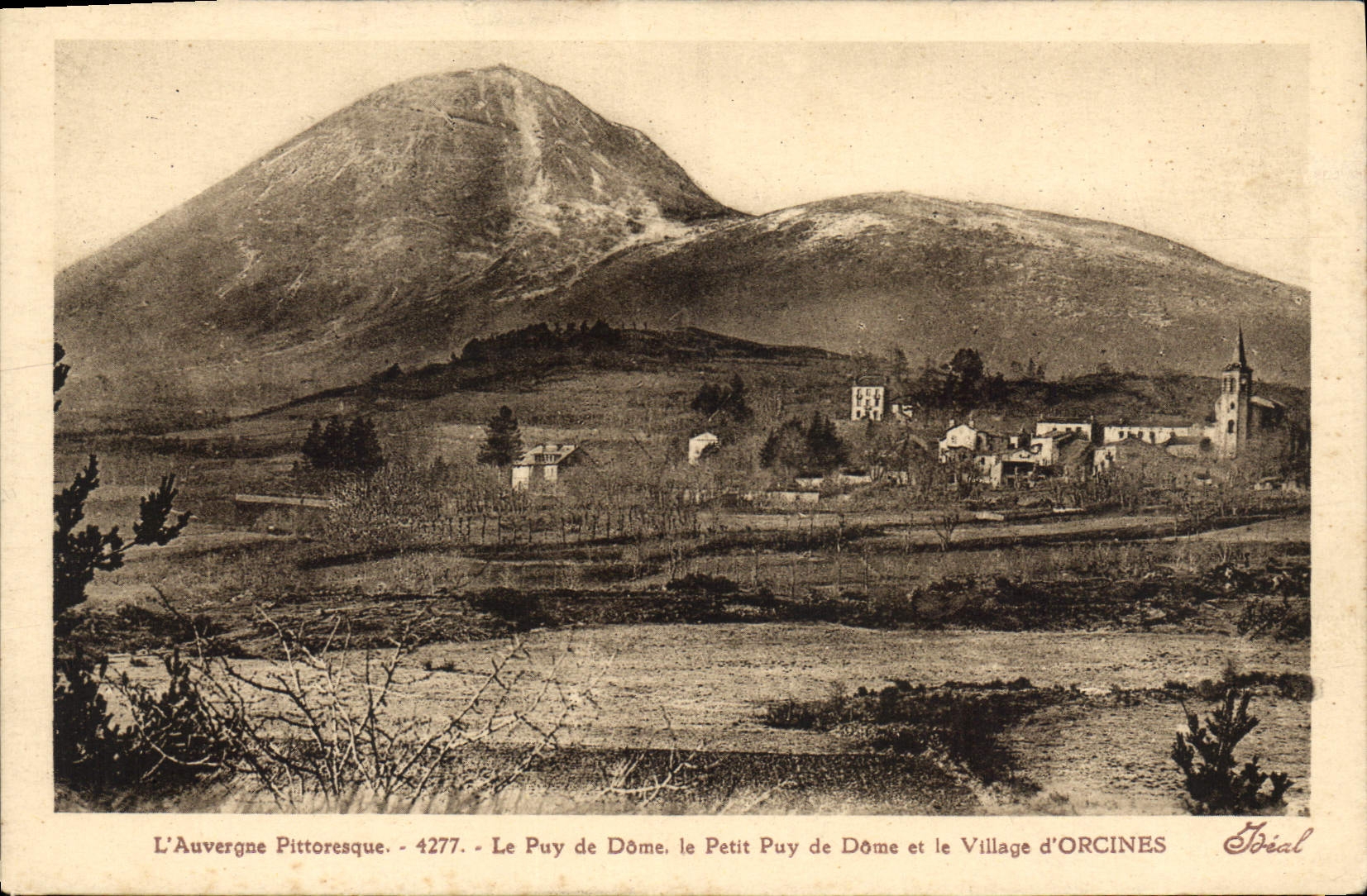 Le Puy de Dôme, le Petit Puy de Dôme et le Village d'ORCINES — Éditeur Idéal, n° 4277