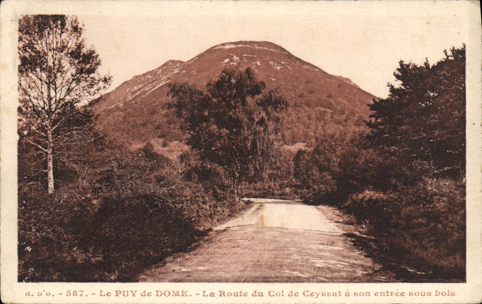 Le PUY de DOME — Die Route des Ceyssat-Passes bei seiner Einmündung in den Wald — J. Gouttefanges, Éd. (P.-de-D.)