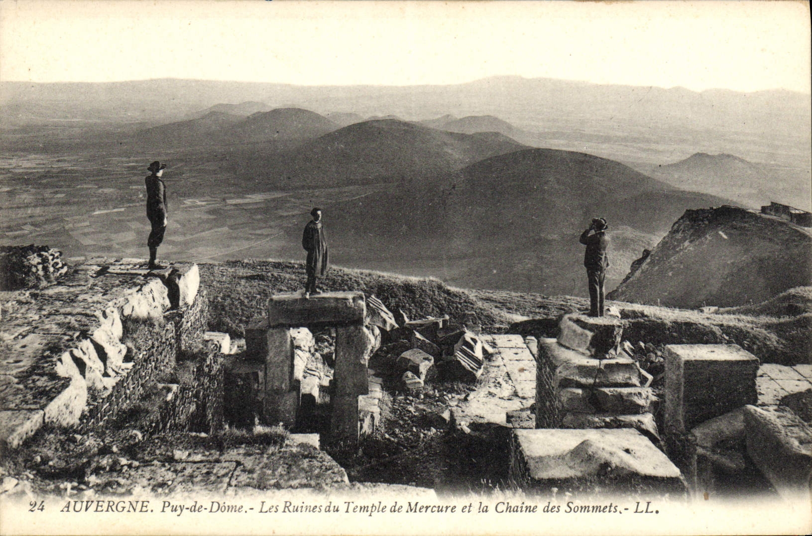 Auvergne. Puy-de-Dôme — Les Ruines du Temple de Mercure et la Chaîne des Sommets — LL. n°24