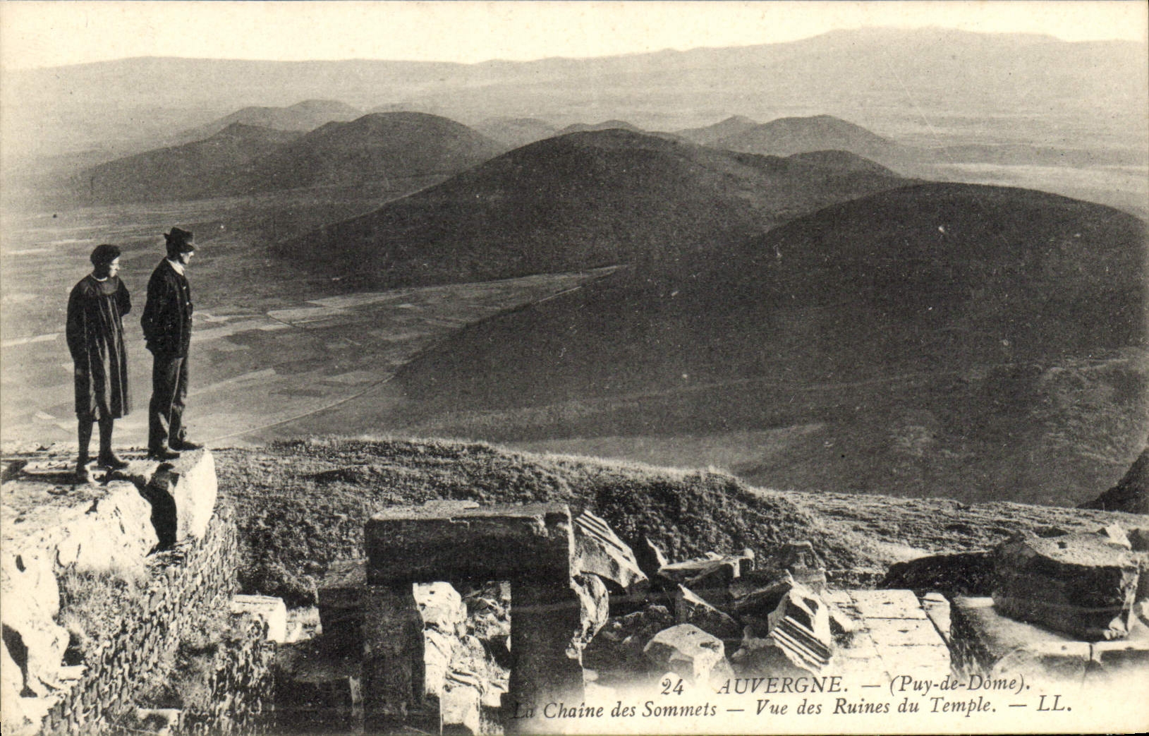 La Chaîne des Sommets — Vue des Ruines du Temple — Auvergne (Puy-de-Dôme) — LL. — N°24