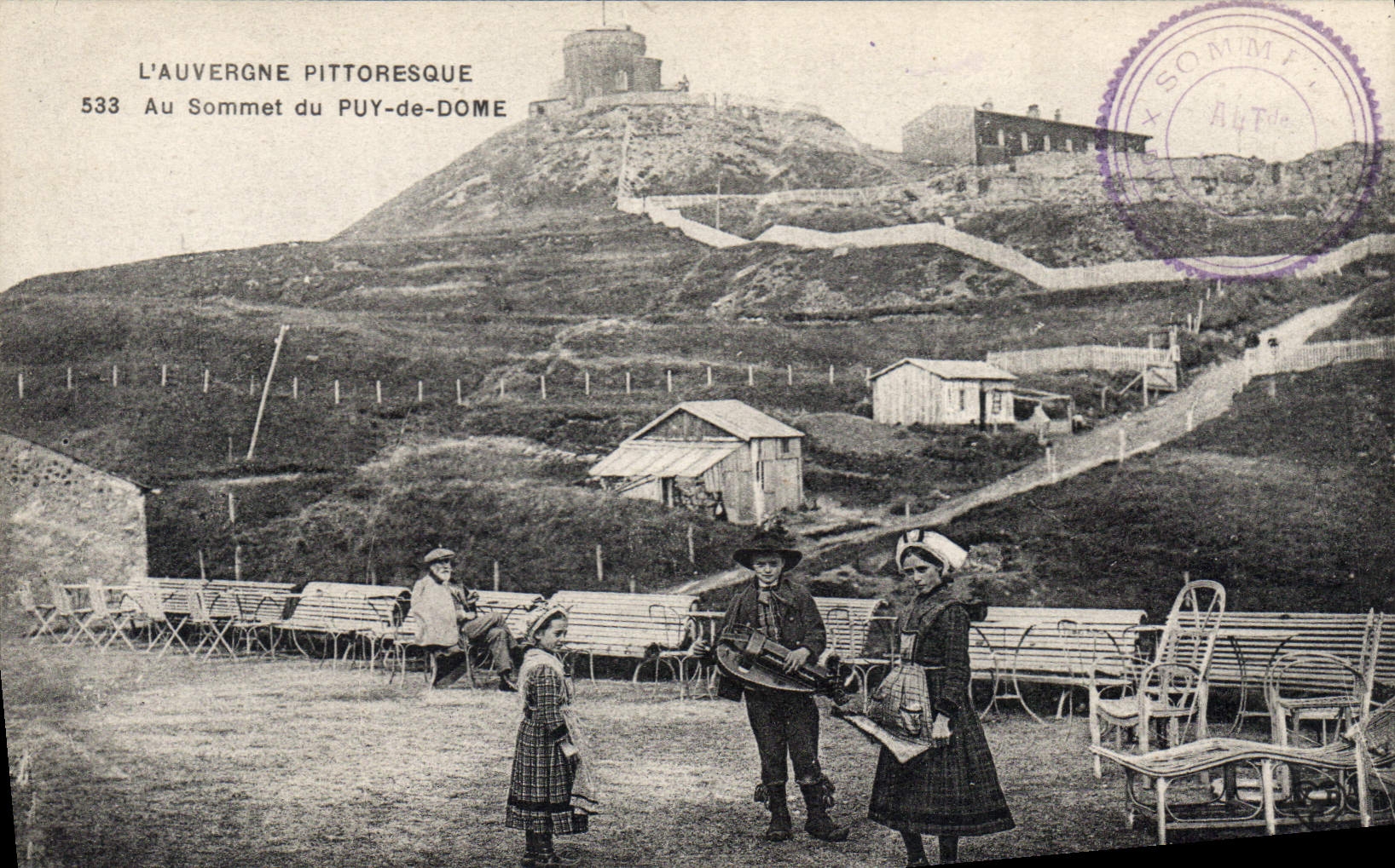 Au Sommet du Puy-de-Dôme — vue pittoresque avec enfants — L'Auvergne Pittoresque, n°533