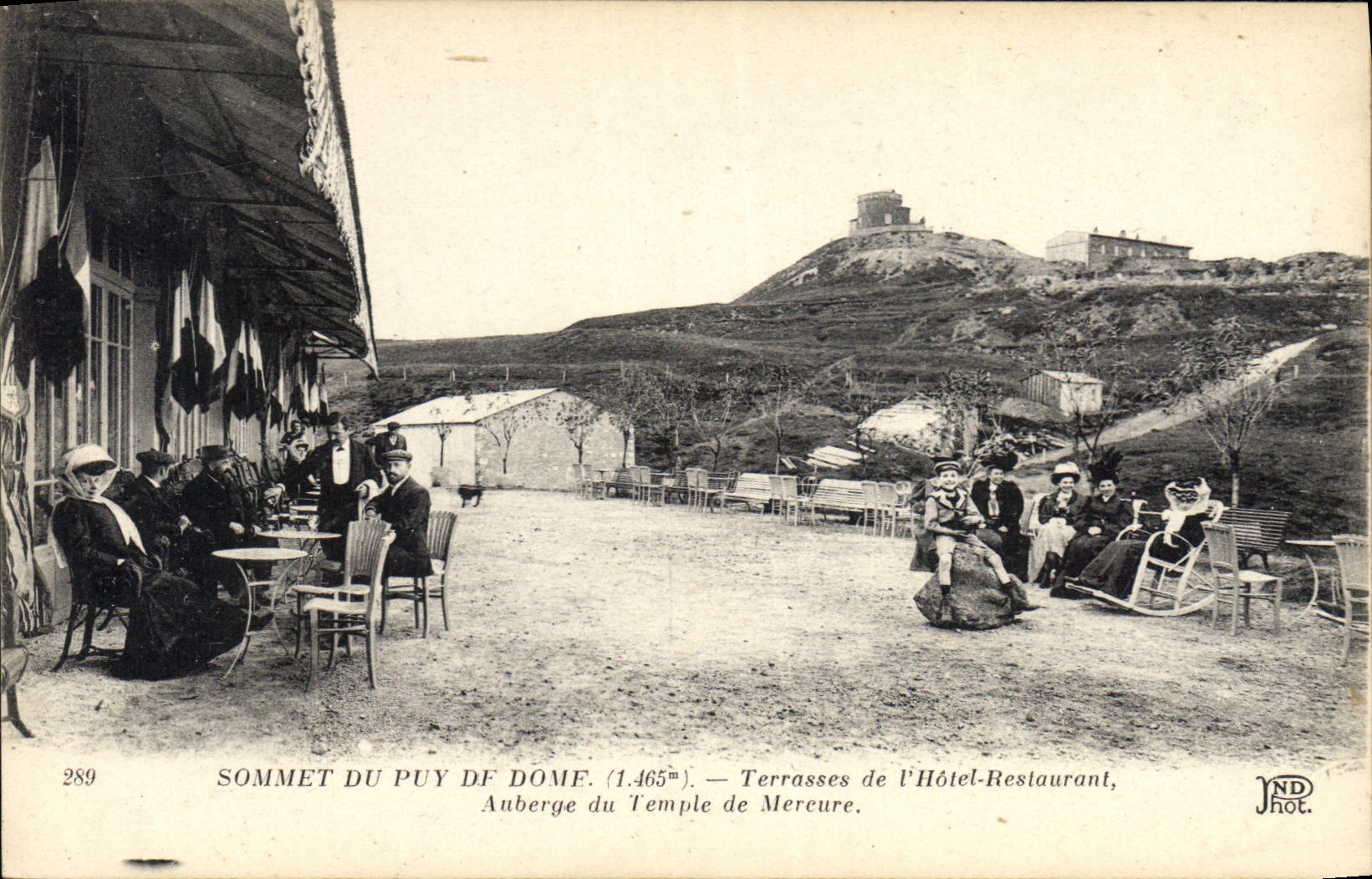 Sommet du Puy de Dôme — Terrasses de l'Hôtel-Restaurant, Auberge du Temple de Mercure