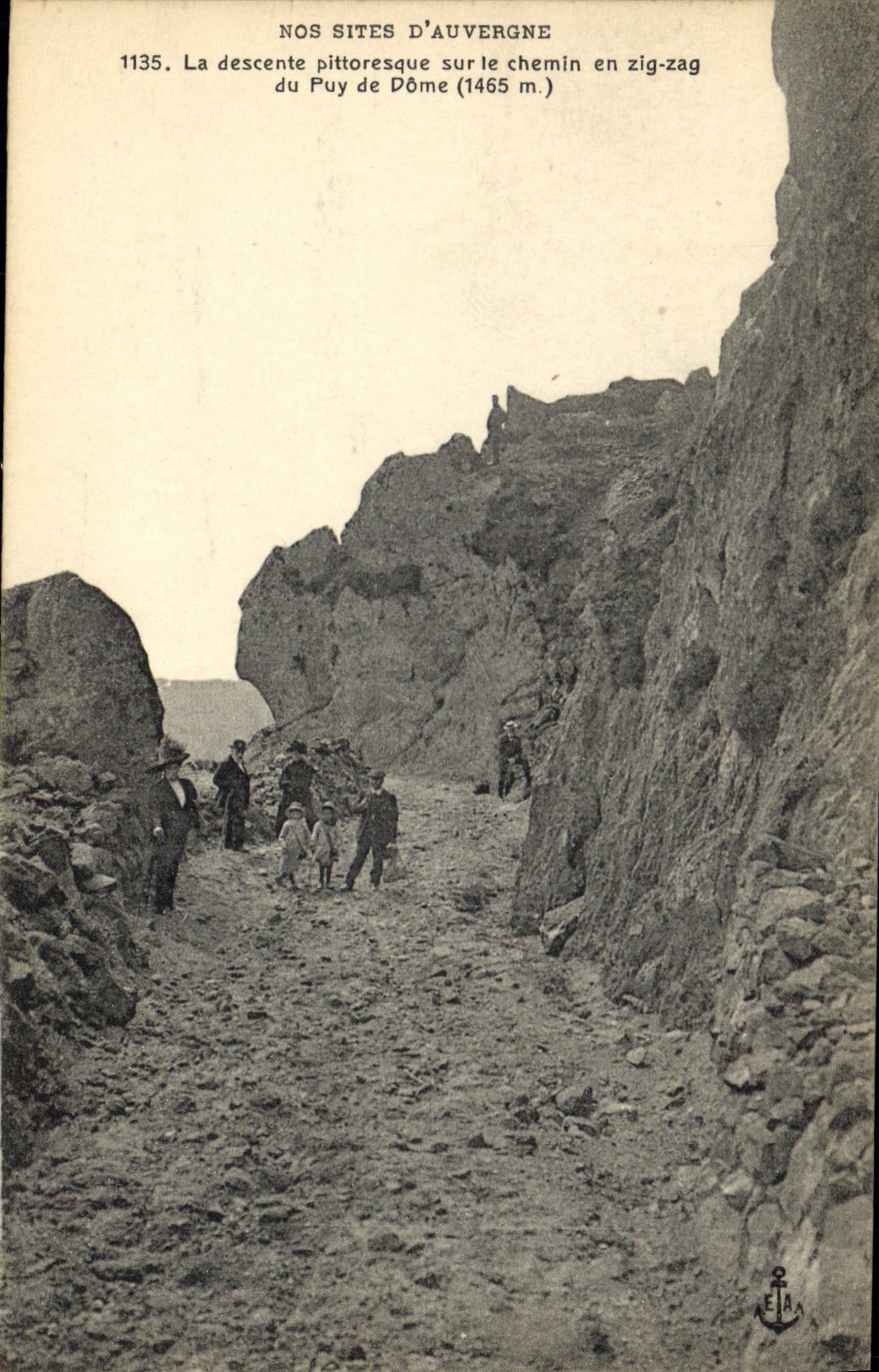 Le Puy de Dôme — descente pittoresque en zig-zag — NOS SITES D'AUVERGNE, n°1135