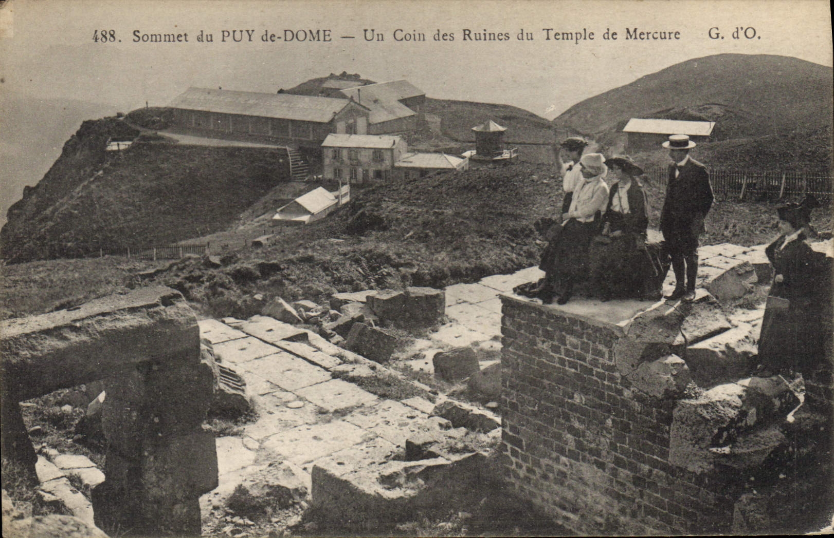 Sommet du PUY de-DOME — Un Coin des Ruines du Temple de Mercure — G. d'O.