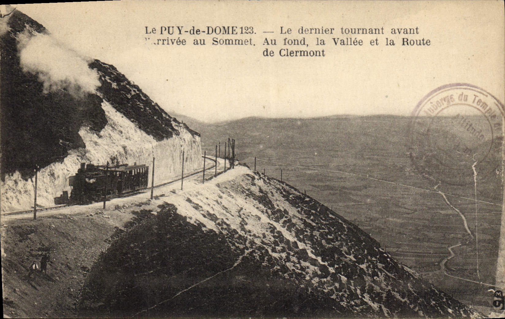 Le PUY-de-DOME — Le dernier tournant avant arrivée au Sommet. Au fond, la Vallée et la Route de Clermont — Éditeur : Auberge du Temple