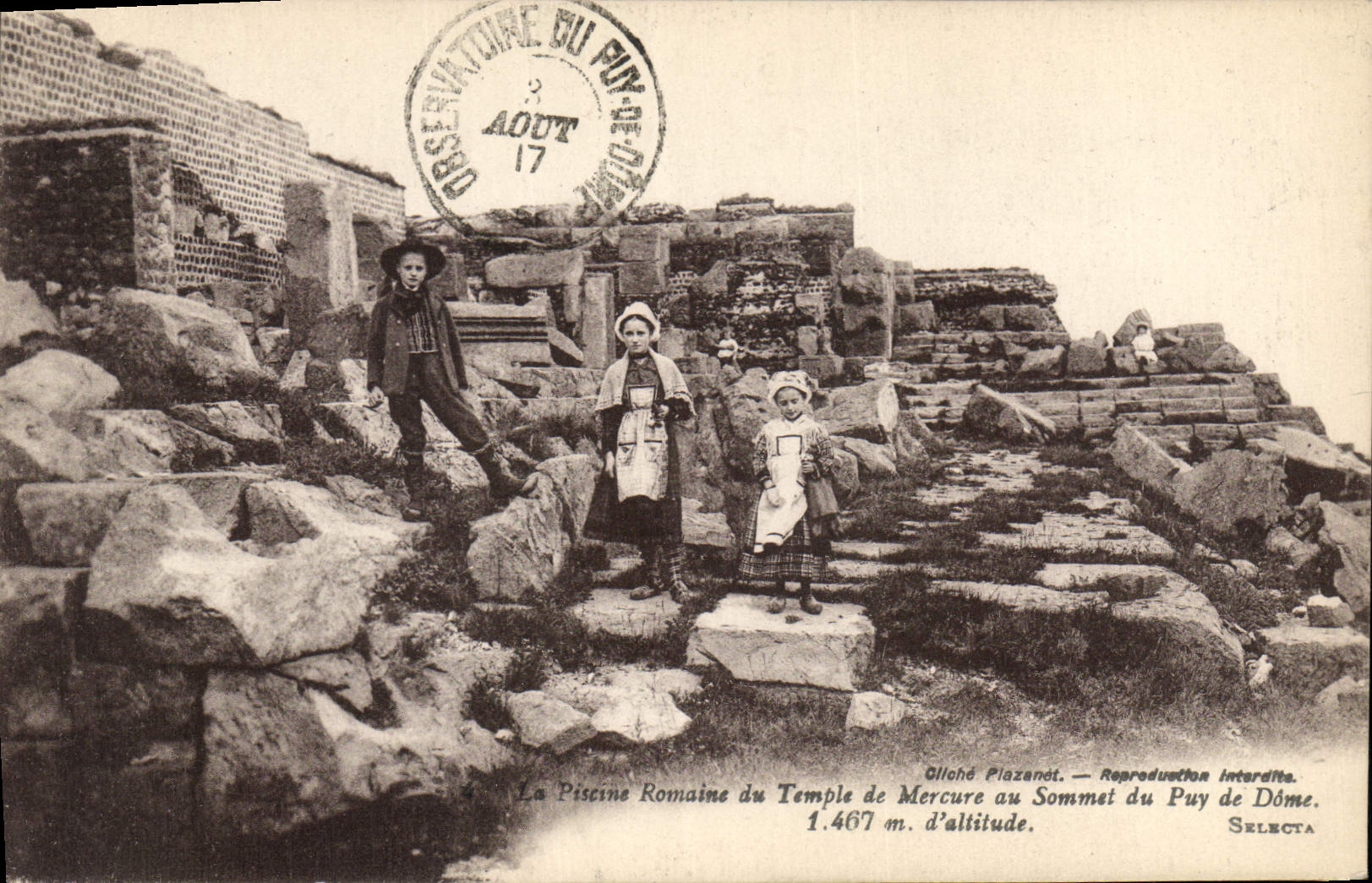 La Piscine Romaine du Temple de Mercure au Sommet du Puy de Dôme — Gilchê Plazanet — Selecta