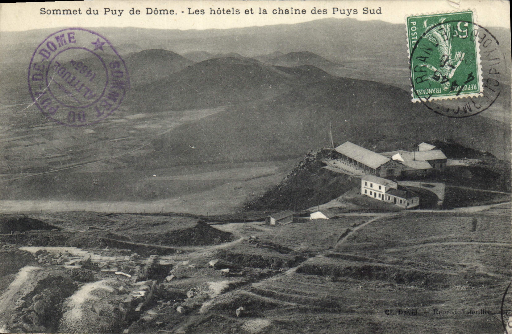 Sommet du Puy de Dôme — Les hôtels et la chaîne des Puys Sud — Cl. Davial