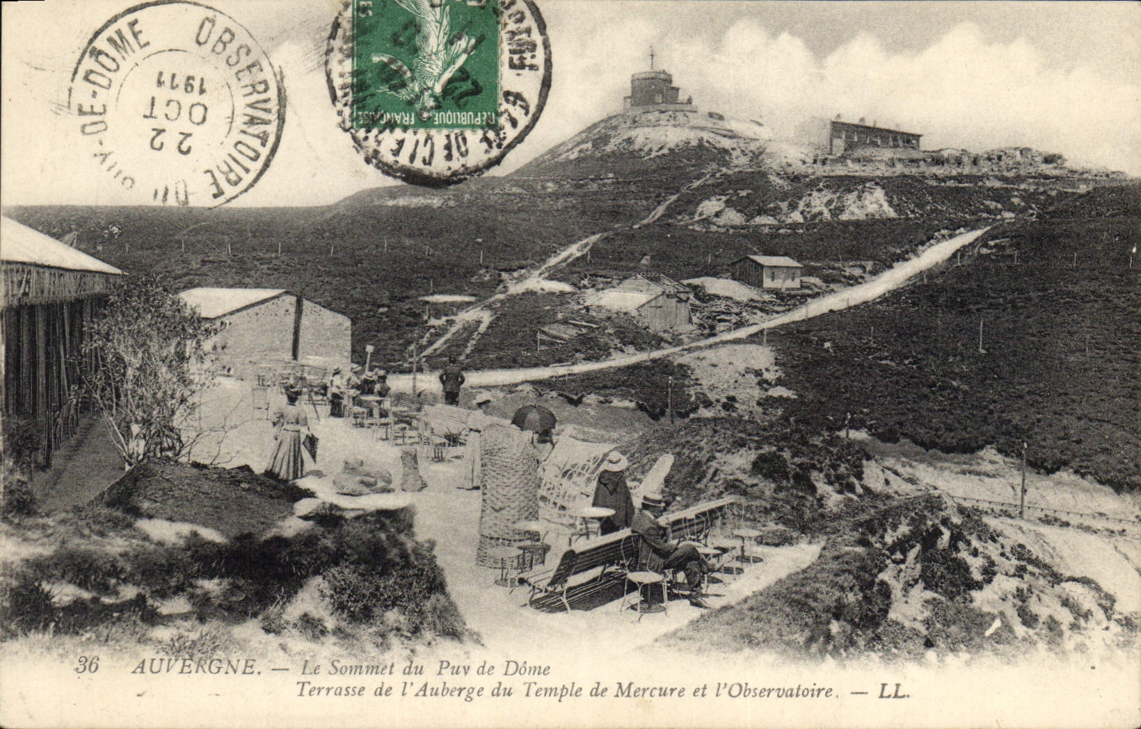 Der Gipfel des Puy de Dôme — Terrasse der Auberge du Temple de Mercure und das Observatorium — LL.