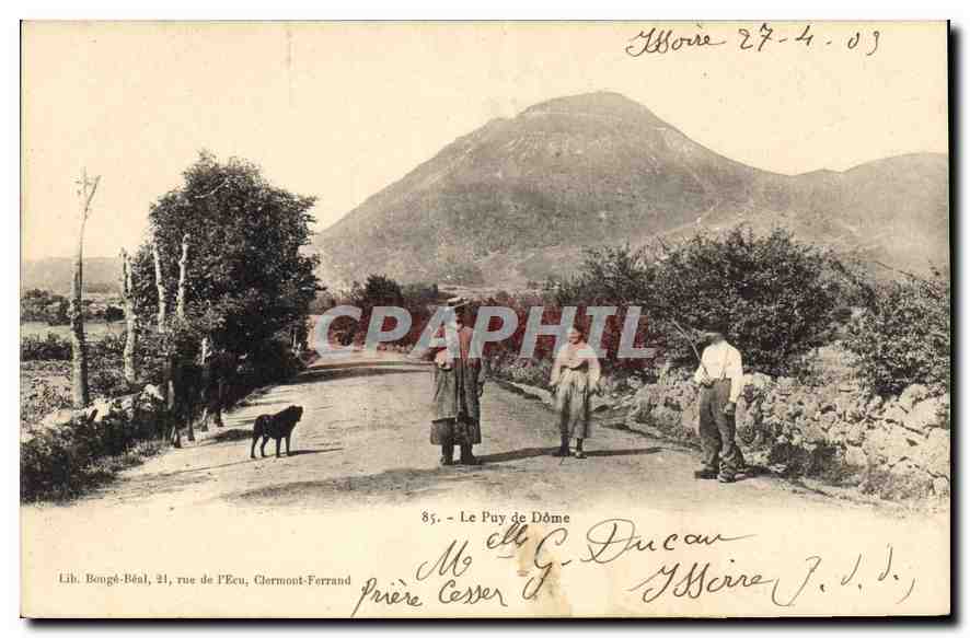 Le Puy de Dôme — vue de la route avec trois personnes et un chien — Lib. Bougé-Béal, 21 rue de l’Écu, Clermont-Ferrand
