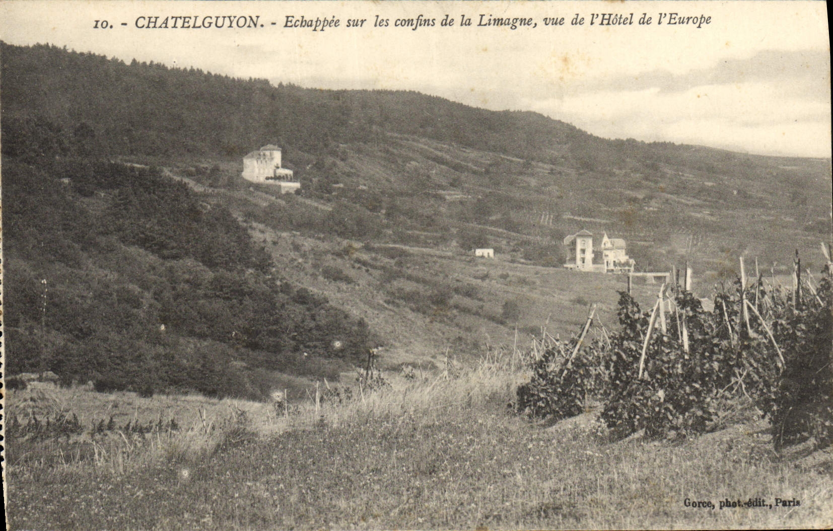 CPA Chatelguyon Echappee sur les confins de la Limagne vue de l'Hotel de l'Europe 
