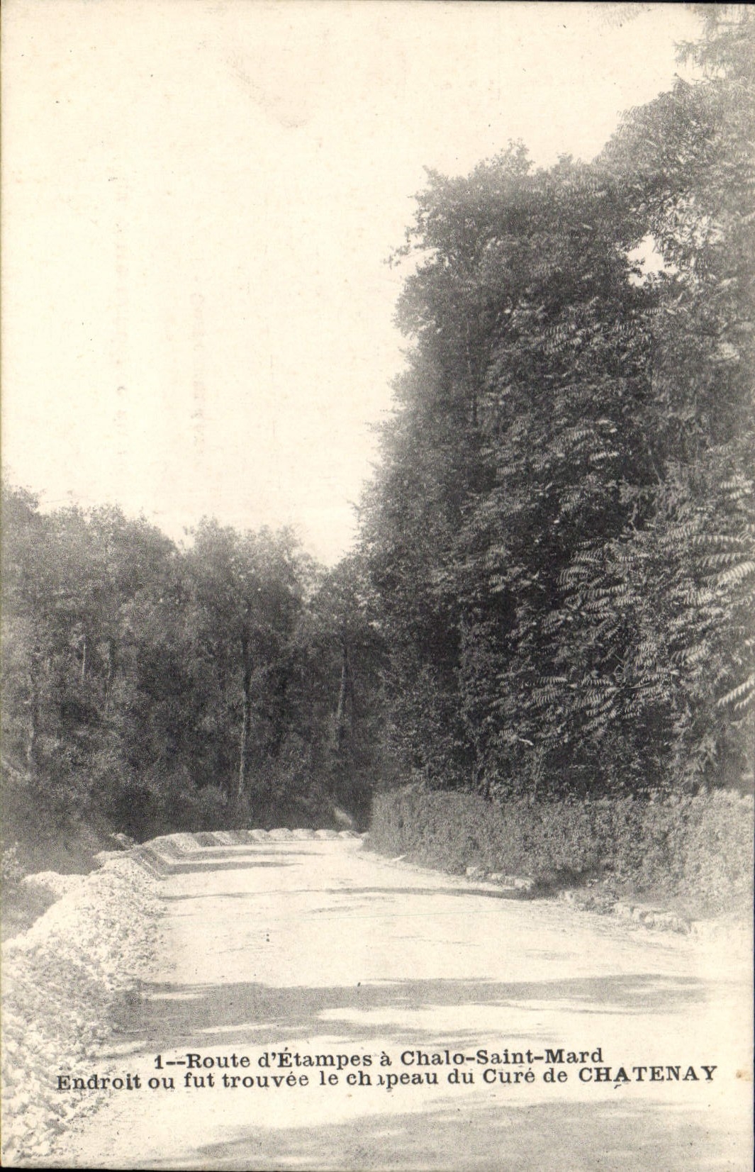 CPA Route d'Etampes a Chalo Saint Mard Endroit ou fut trouvee le chapeau du Cure de Chatenay 