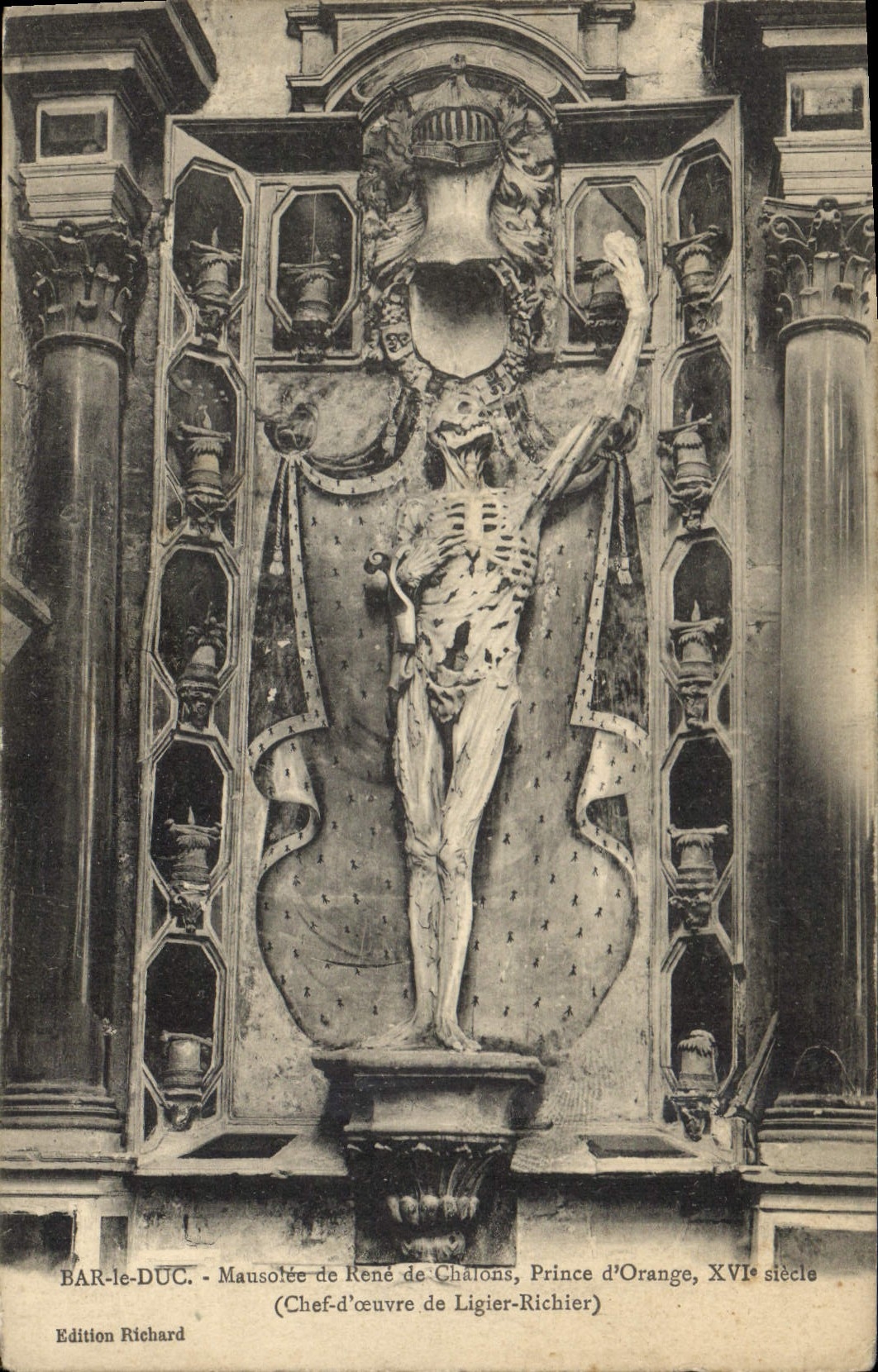CPA Bar le Duc Mausolee de Renee de Chalons Prince d'Orange Squelette