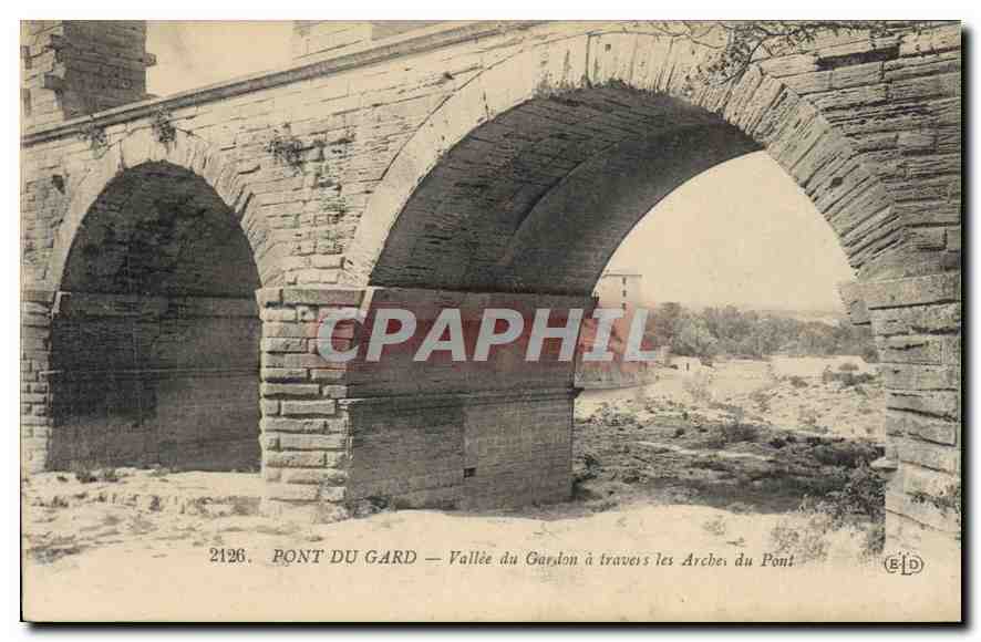 CPA Pont du Gard Vallee du Gardon a travers les Arches du Pont 
