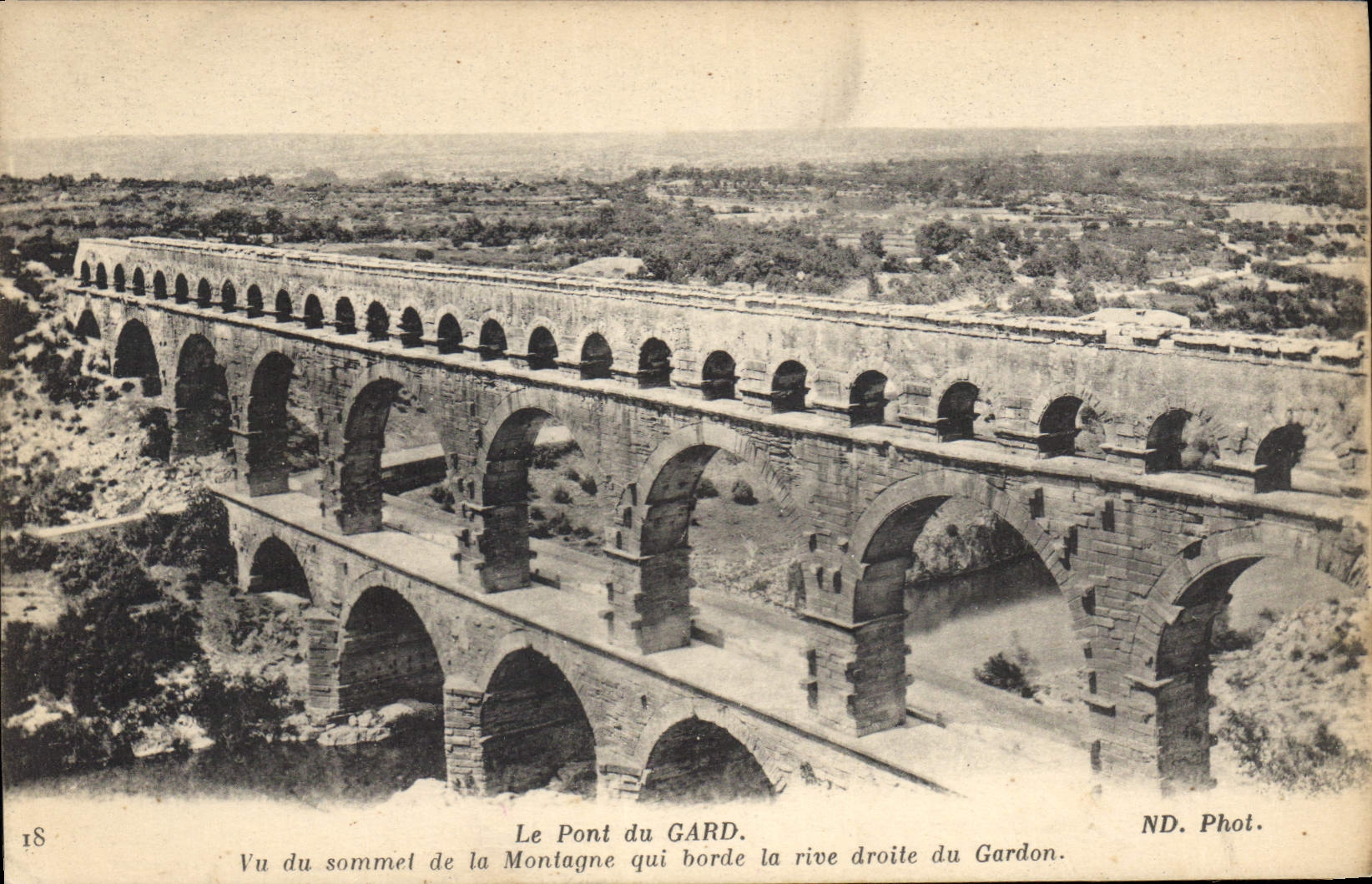 Le Pont du Gard — Vue du sommet de la Montagne qui borde la rive droite du Gardon — ND. Phot.