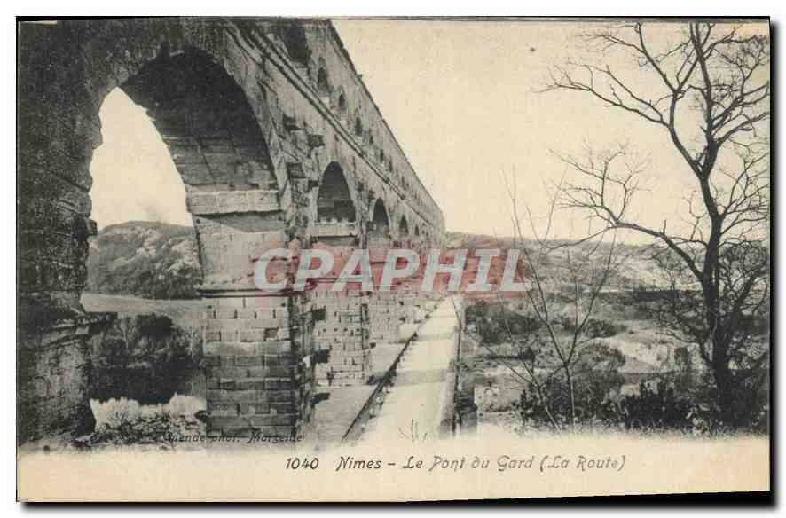 CPA Nimes Le Pont du Gard La Route 