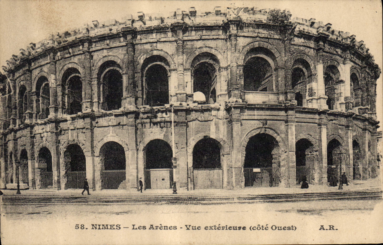 Nîmes - Les Arènes - Vue extérieure (côté Ouest) — A.R. n°58