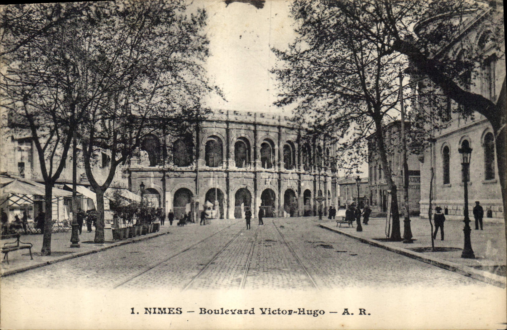 Nîmes — Boulevard Victor-Hugo — A. R.