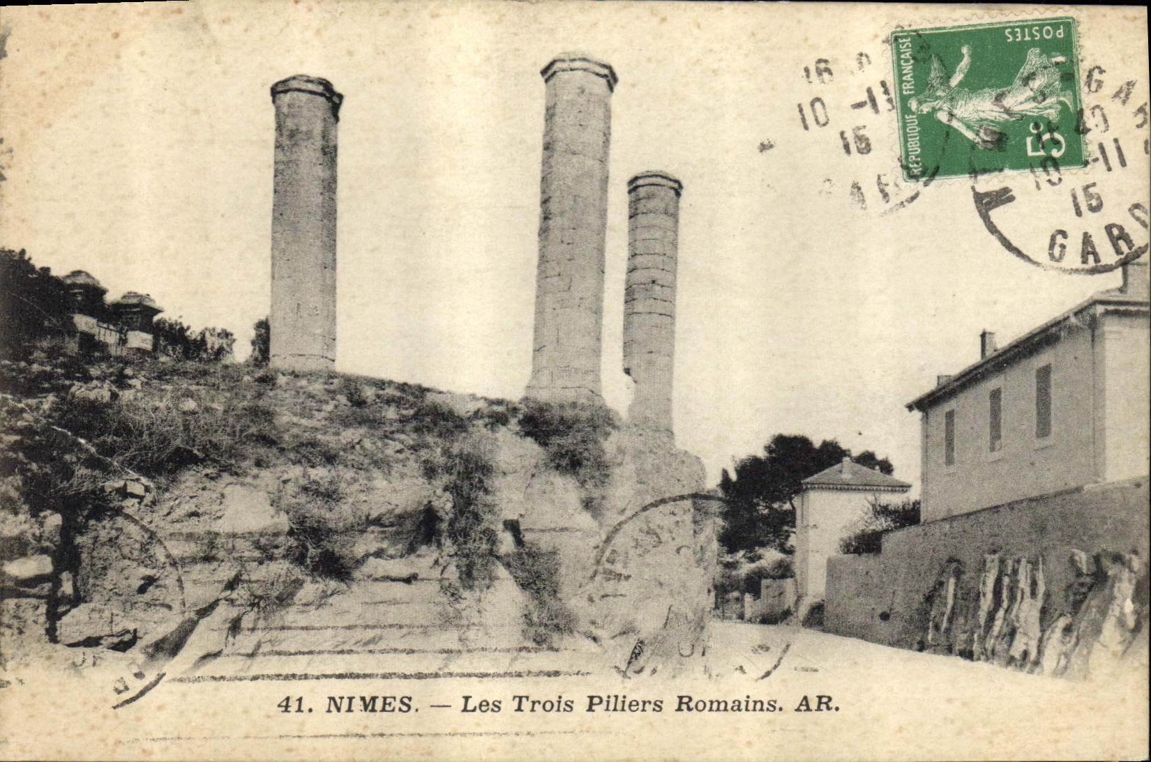 Nîmes — Les Trois Piliers Romains — AR.