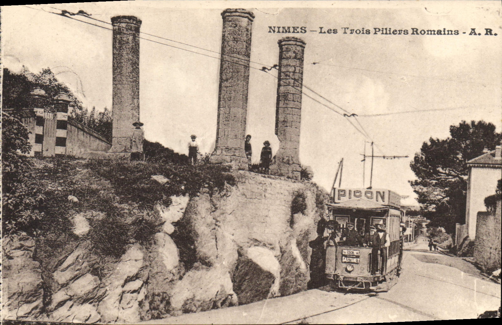 Nîmes — Les Trois Piliers Romains — A. R.