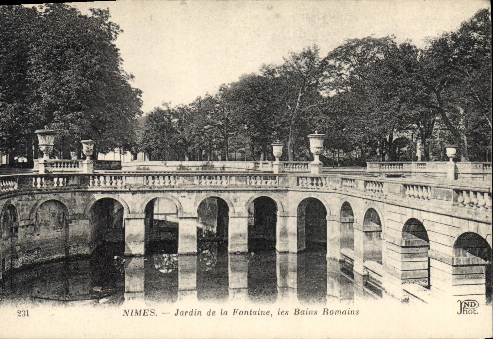 Nîmes — Jardin de la Fontaine, les Bains Romains — ND Phot.