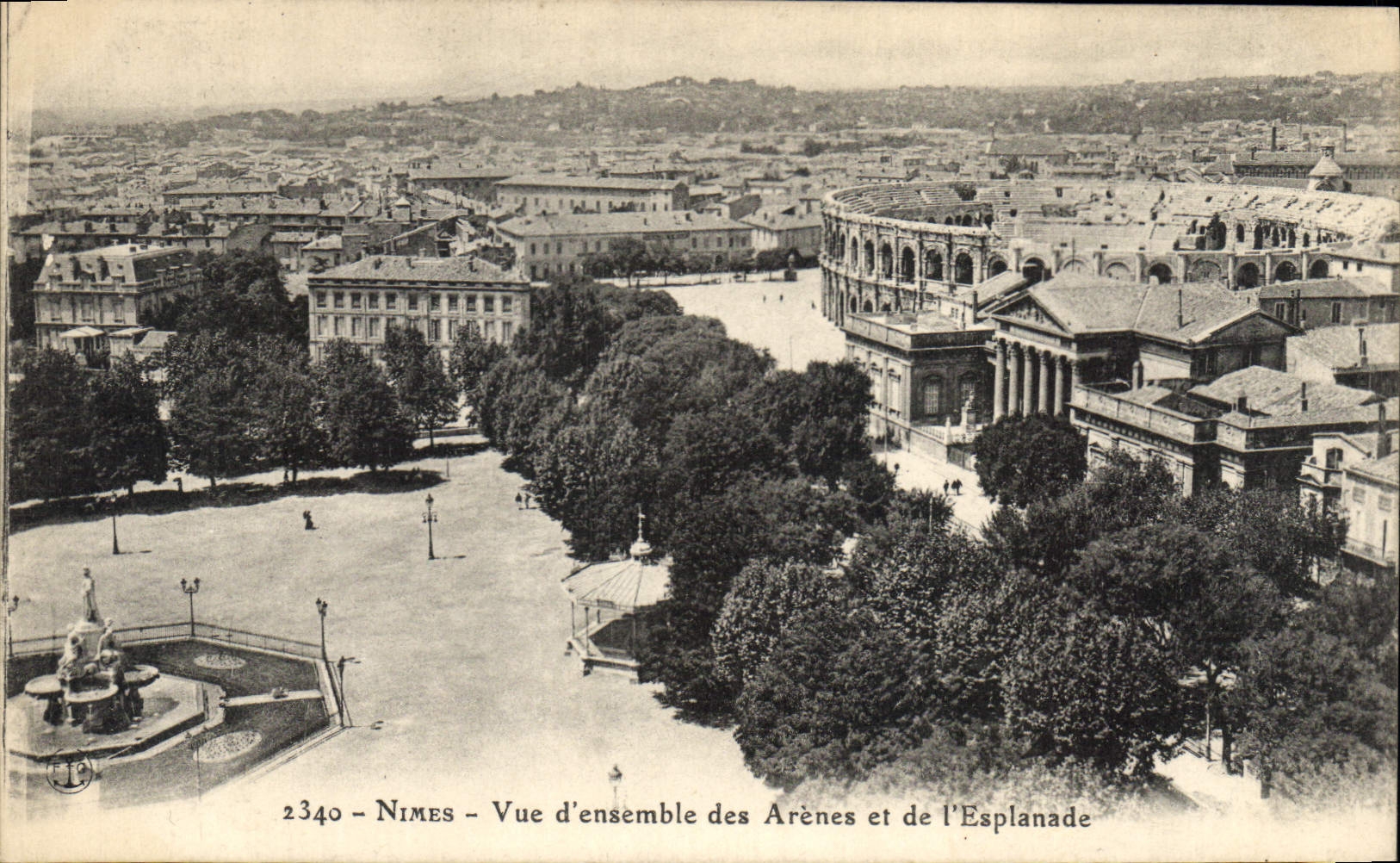 CPA Nimes Vue d'ensemble des Arenes et de l'Esplanade 