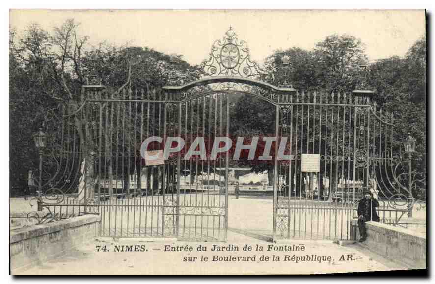 CPA Nimes Entree du Jardin de la Fontaine sur le Boulevard de ls Republique 