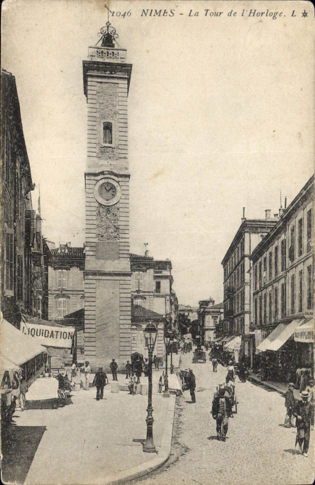 Nîmes - La Tour de l'Horloge — vue de la place avec une affiche de liquidation — éditeur L. (n° 1046)