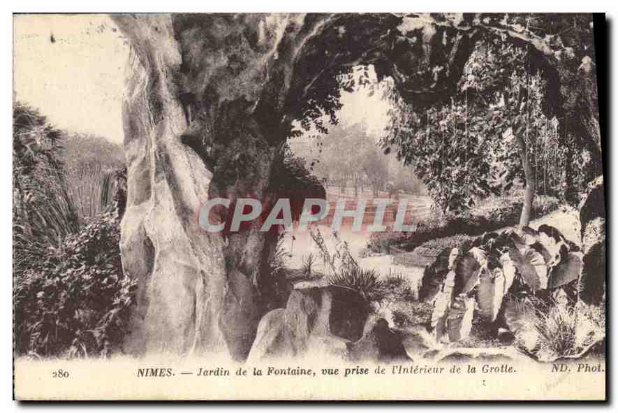CPA Nimes Jardin de la Fontaine vue prise de l'interieur de la Grotte 