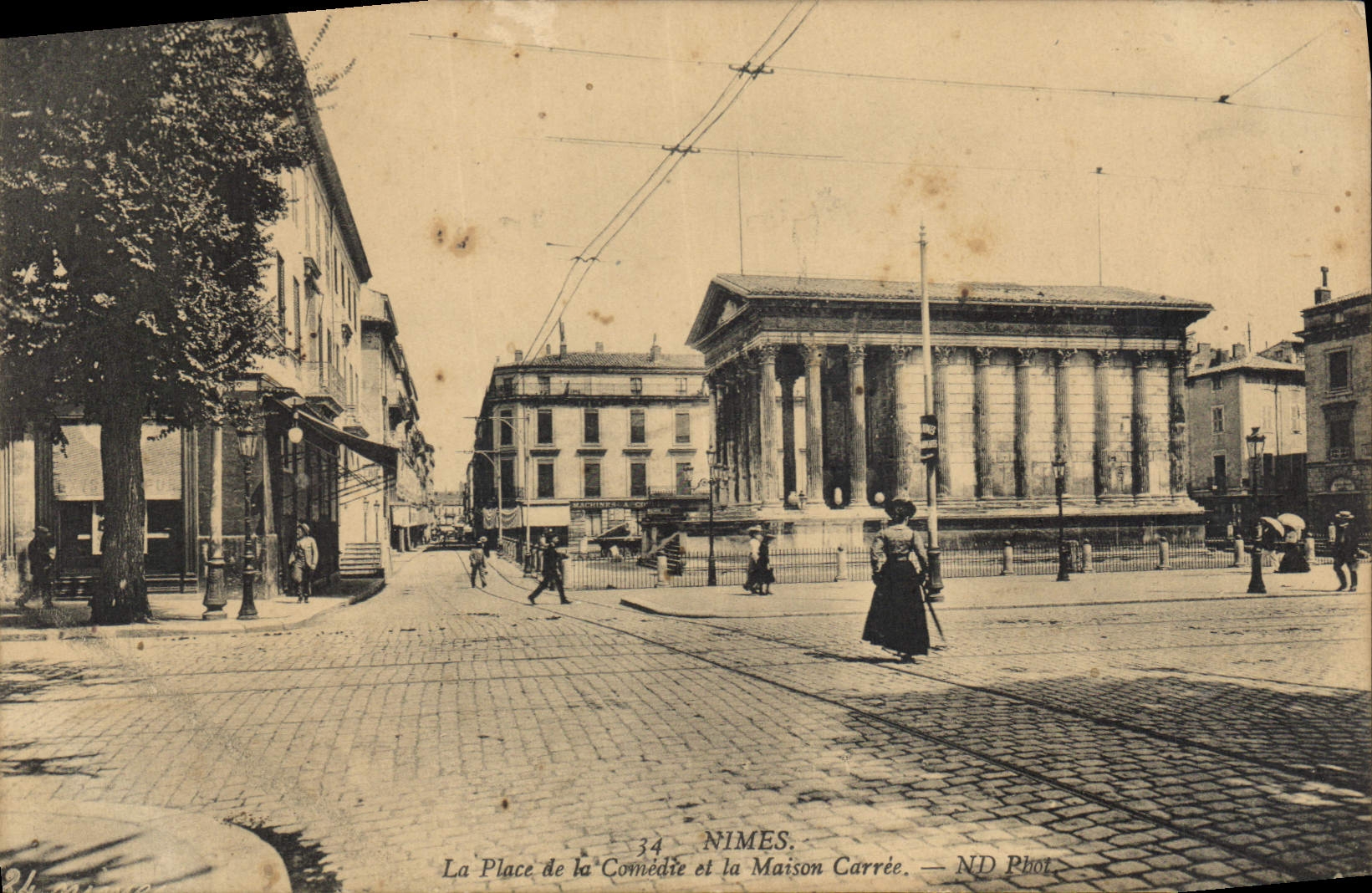Nîmes — La Place de la Comédie et la Maison Carrée — ND Phot