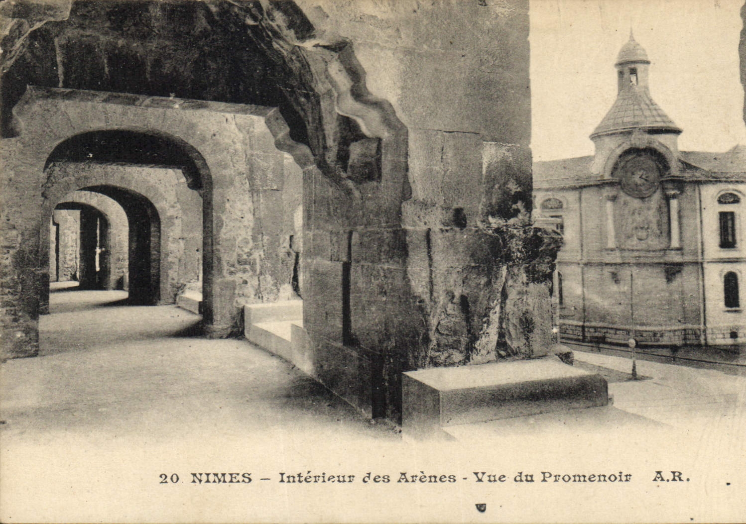 Nîmes — Intérieur des Arènes — Vue du Promenoir — A.R.