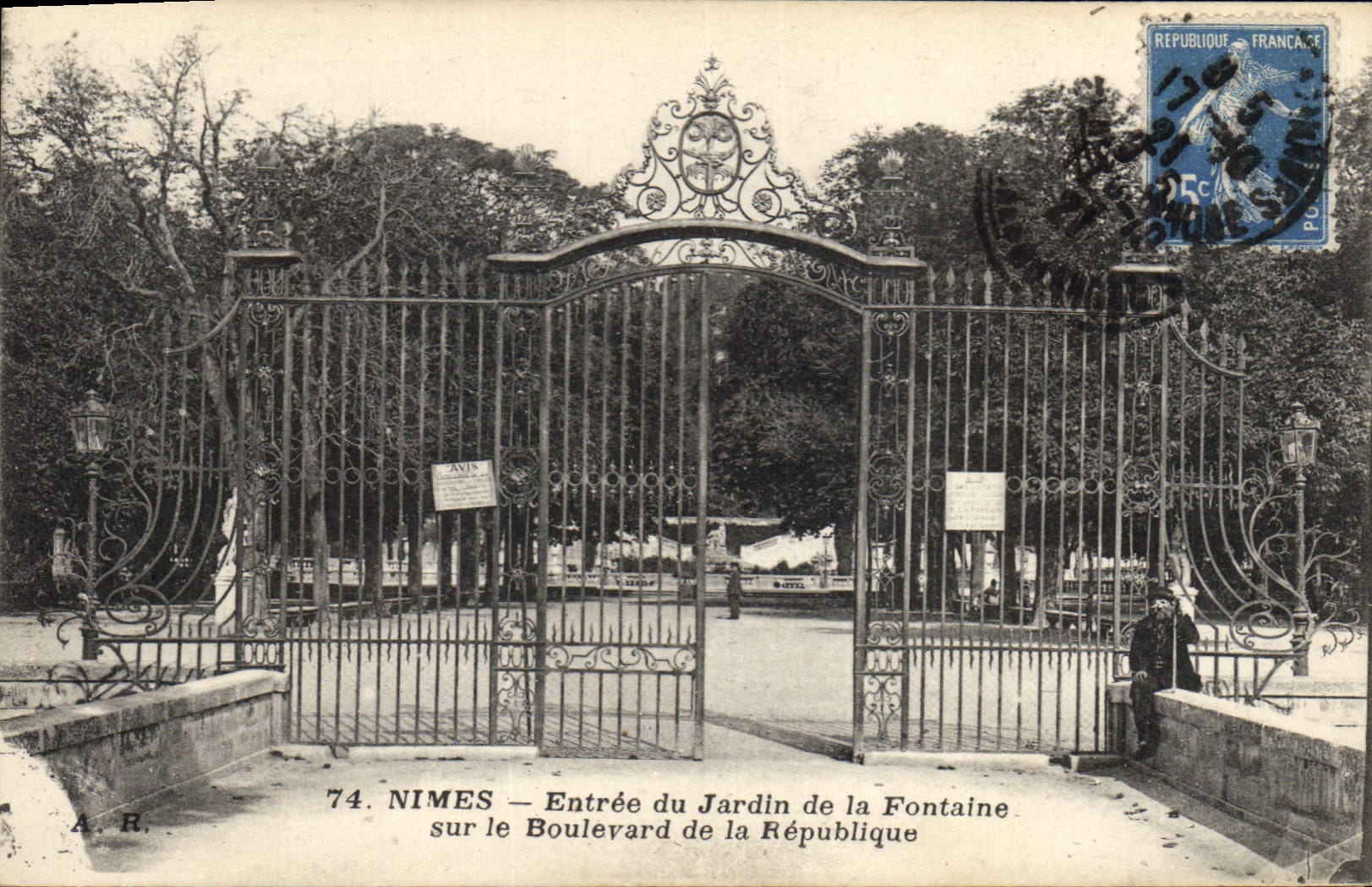Nîmes — Entrée du Jardin de la Fontaine sur le Boulevard de la République — A.R. n°74