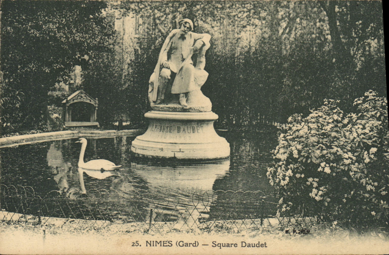 Square Daudet — Statue d'Alphonse Daudet — Nîmes (Gard)