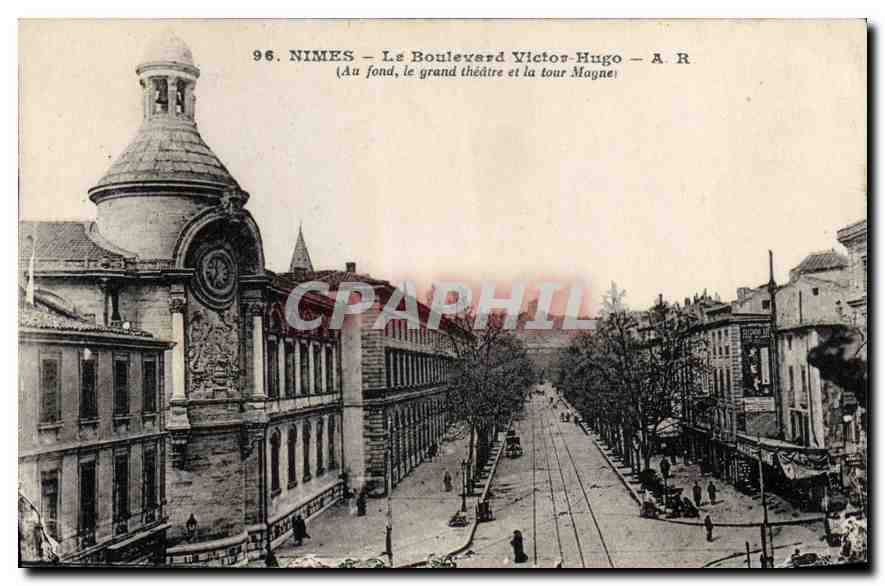 Nîmes — Le Boulevard Victor-Hugo — A. R. (Au fond, le grand théâtre et la tour Magne)