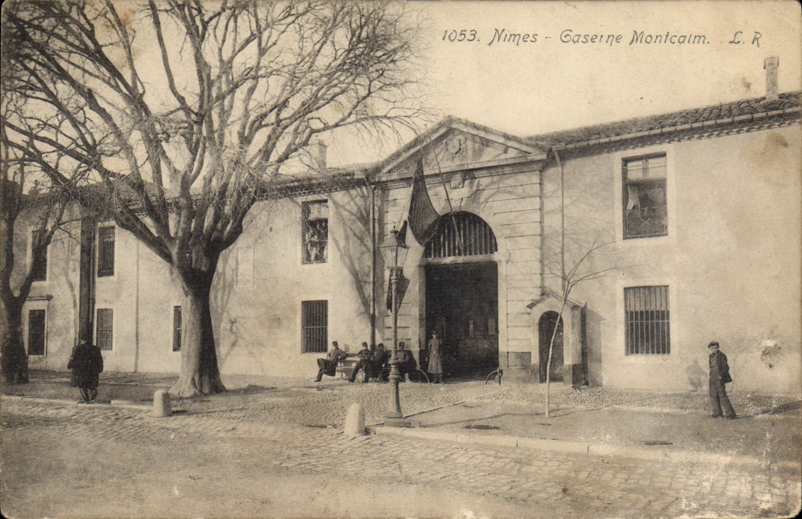Nîmes - Caserne Montcalm — éditeur L. R., n° de série 1053
