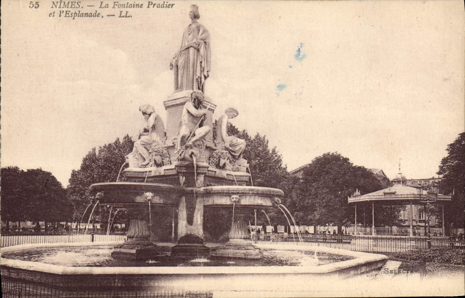 Nîmes — La Fontaine Pradier und die Esplanade — LL. — Sélects