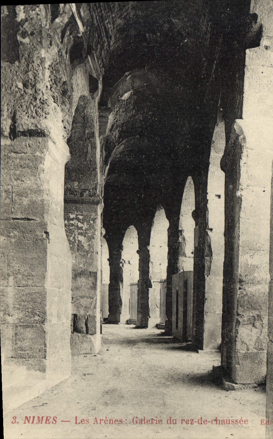 NIMES — Les Arènes : Galerie du rez-de-chaussée — Éditions de la Poste
