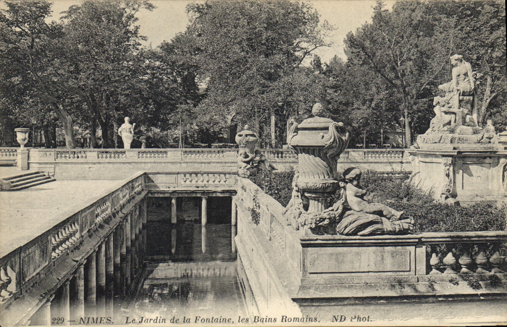 Nîmes — Le Jardin de la Fontaine, les Bains Romains — ND Phot. n°229