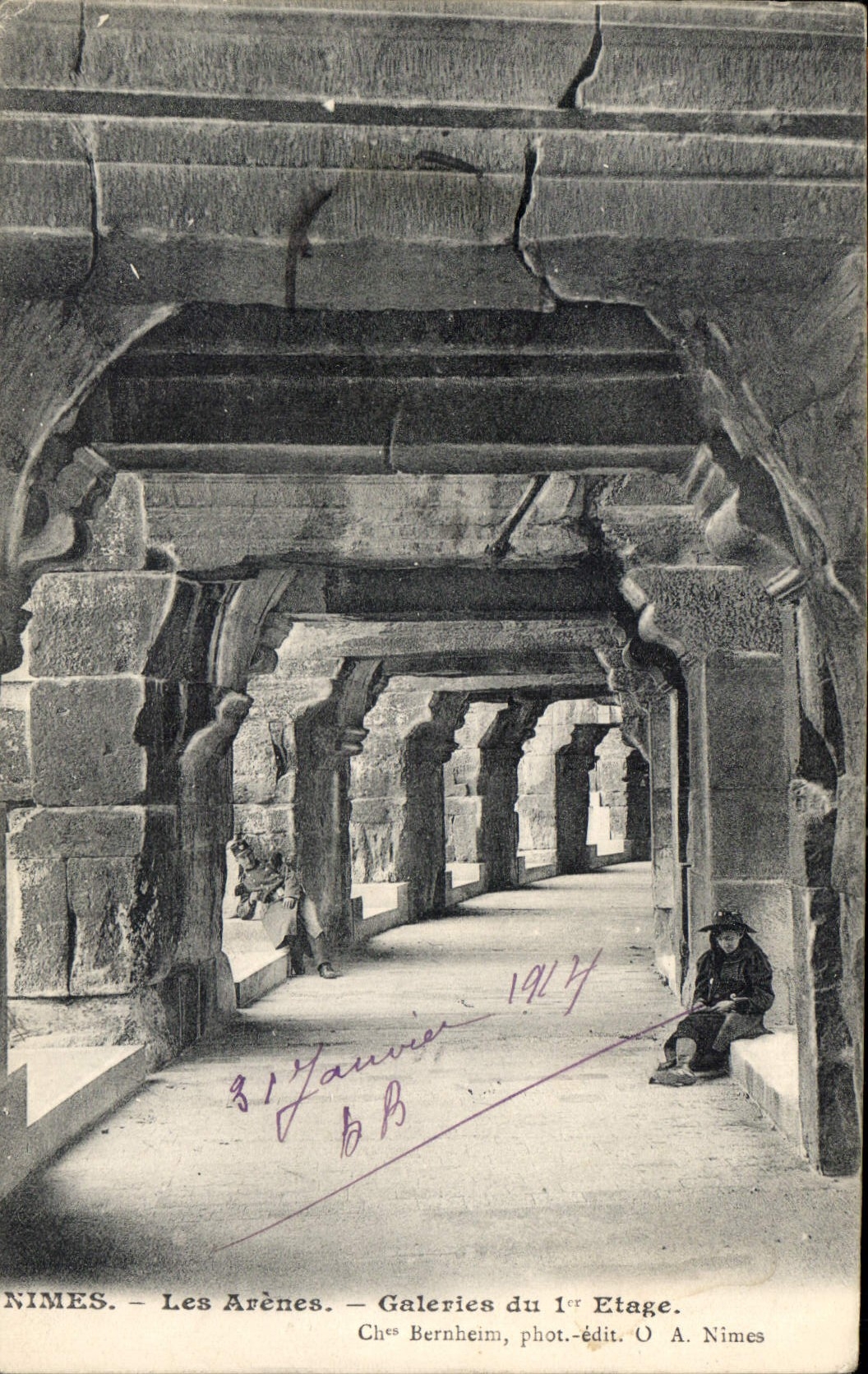 Nîmes - Les Arènes — Galeries du 1er Étage — Chèz Bernheim, phot.-édit. O A. Nîmes