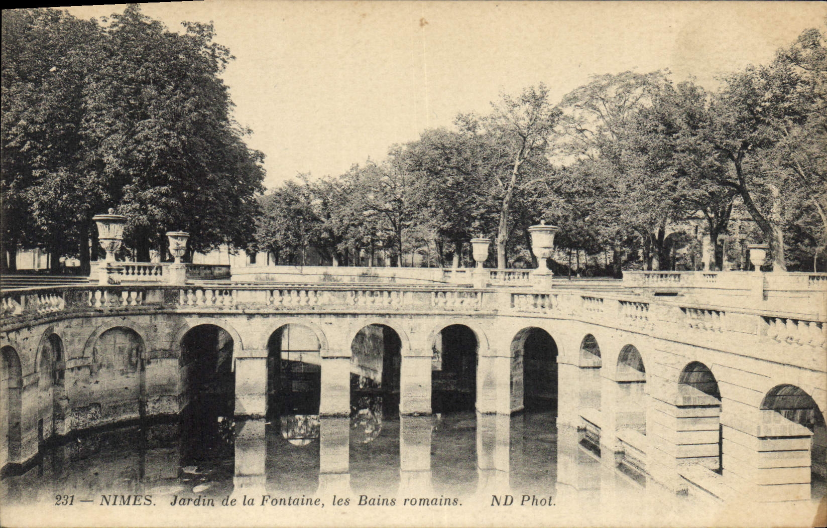CPA Nimes Jardin de la Fontaine les Bains Romains 