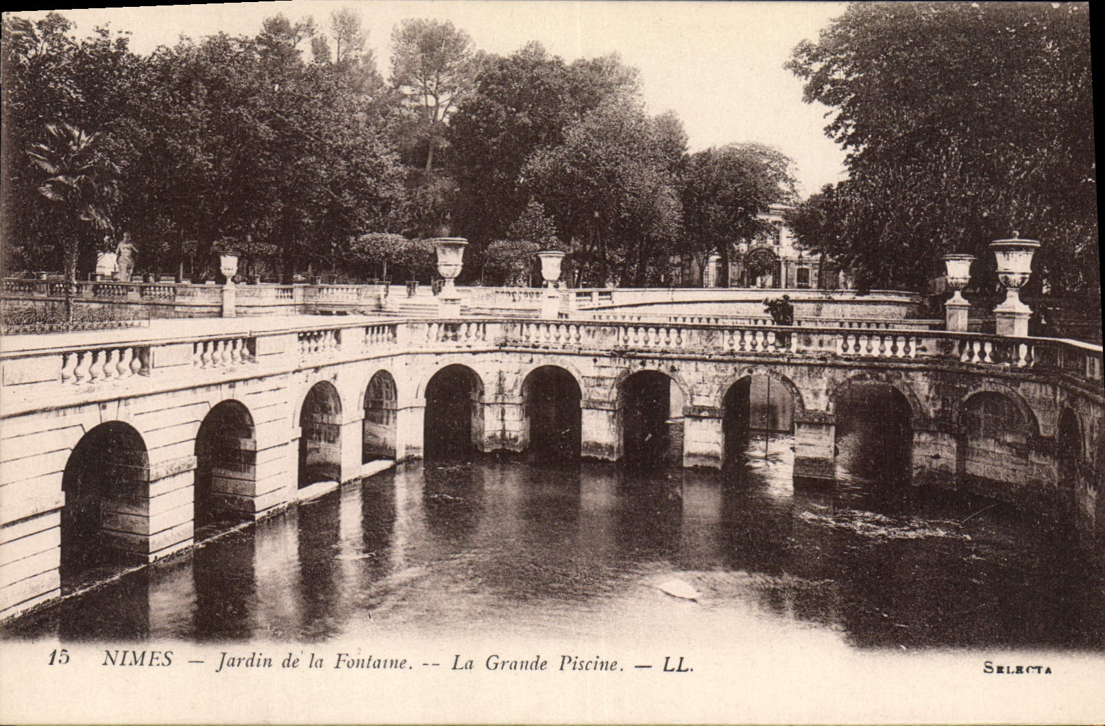 CPA Nimes Jardin de la Fontaine la Grande Piscine 